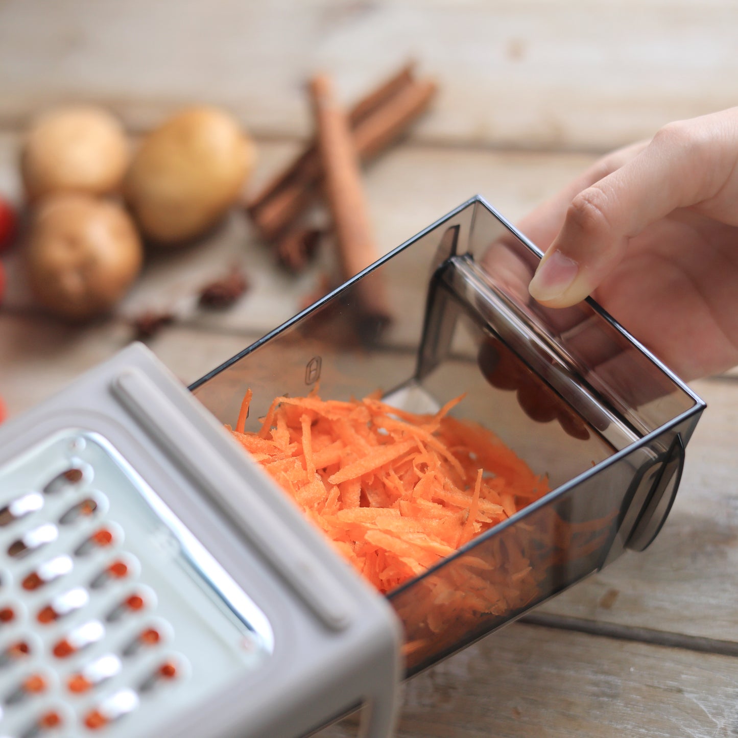 Two-sided grater with container - مبراشة وجهين مع قاعده
