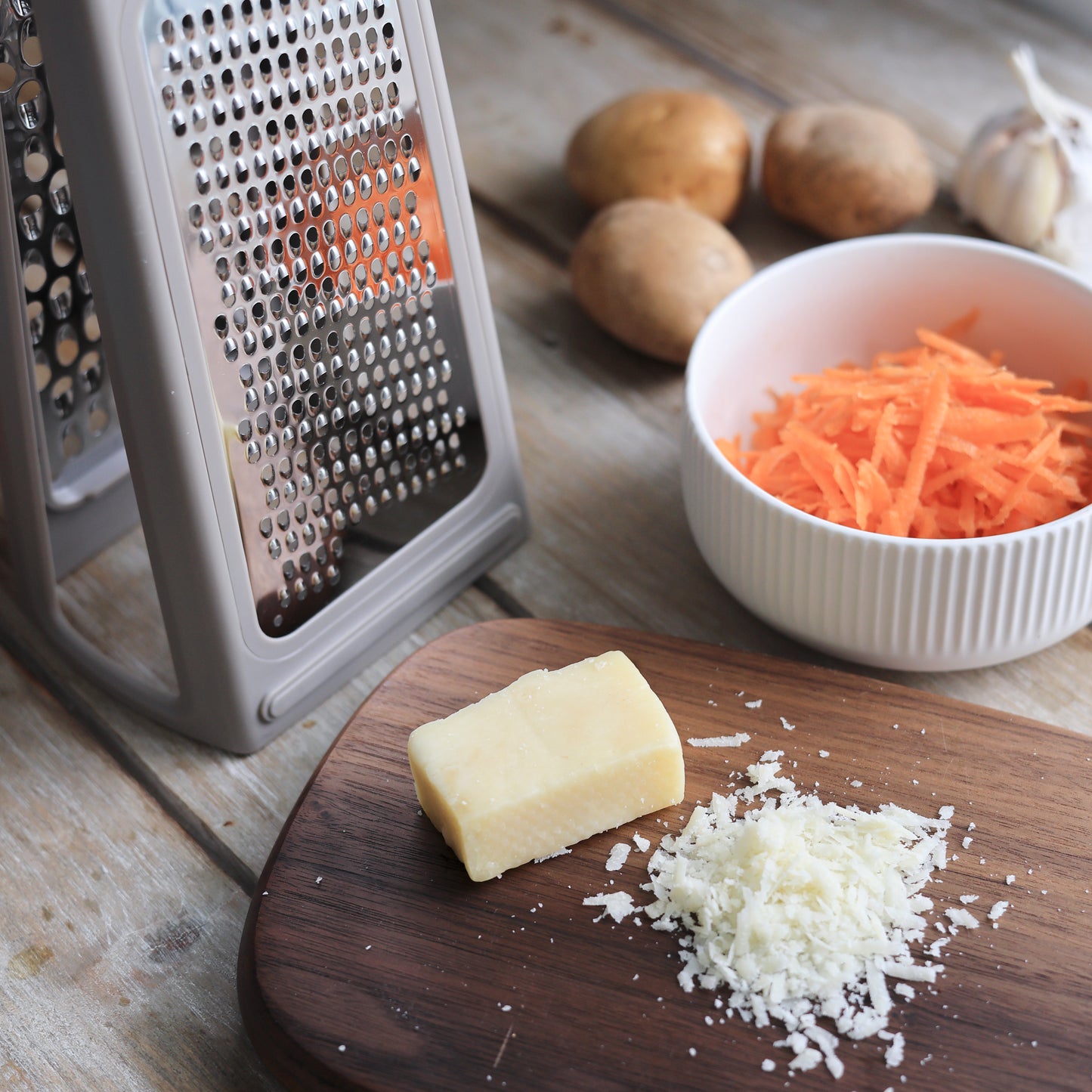 Two-sided grater with container - مبراشة وجهين مع قاعده